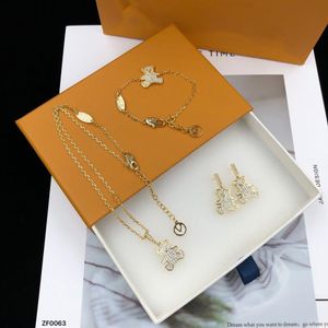 V Mektup Ayı Kolye Kolyeleri Zarif Kadın Moda Basit Kristal Rhinestones Bilezik Küpe Set Seti Box234x