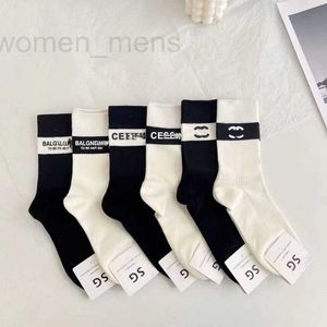 Çorap Çorap Tasarımcı Sonbahar ve Kış Moda Markası El Yapımı Yüksek Kaliteli Sıcak Damalı Deri Etiket Mektup Spor Tarzı Siyah Beyaz Renk Bloğu IN 70DM