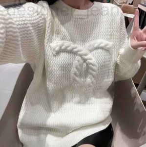 Kadın Sweaters Tasarımcısı Lüks Kore Ağı Kırmızı Patlama Göğüs CC Tasarım Kazak Mizaç Her Şey Tembel Stil Düz Renk Dışında 4412ess