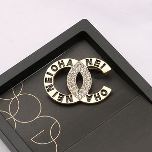 Mektup Pimleri Broş Tasarımcı Takı Broşları Crystal Pearl Klasik Marka Erkekler Kadın Altın Kaplama Sier Emziriyor