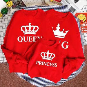 Tenues de famille assorties King Queen Prince Princesse Chemise Mère Père Fille Fils Sweat-shirt Ensemble Couple Vêtements Couronne Pull 231220