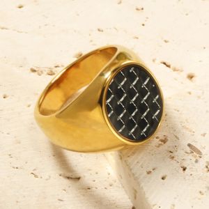 Персонализированные черные кольца-печатки из углеродного волокна с полировкой, ювелирные изделия золотого цвета из стали для мужчин и женщин, гравировка на заказ 231220