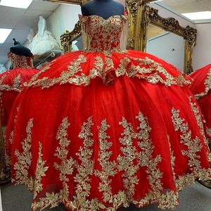 Rot von der Schulter Quinceanera Dress Schnürung Korsett Rüschen Schatz Gold Appliken Spitzenperlen Prom Vestidos 15 de xv Anos