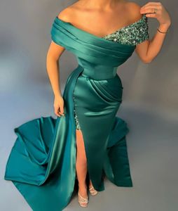 Moda Tavuskuşu Yeşil Akşam Pageant Elbise 2024 Sapık Kapalı Omuz Bölünmüş Satin Uzun Balo Doğum Günü Resmi Gowns Robe De Soiree Casamento