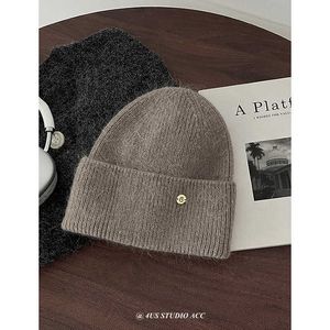 Вязаная шерстяная шляпа с высоким классом для женщин осенью и зимой показывает маленькое лицо и сохранение теплой шляпы с ветрозащитной защитой ушей накапливание холодной шляпы