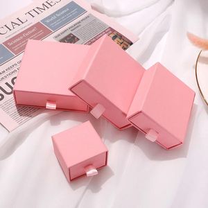Браслеты Персонализированный ящик Картонная подарочная коробка Ярко-розовая бумажная шкатулка для драгоценностей Маленькая ювелирная упаковка для серег Ожерелье Браслет Дисплей