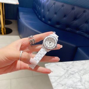 2024 Женские высококачественные керамические часы Классические элегантные дизайнерские часы Fashion Simple Watch 33/38 -мм керамический женский черно -белый цвет, соответствующие пары часы
