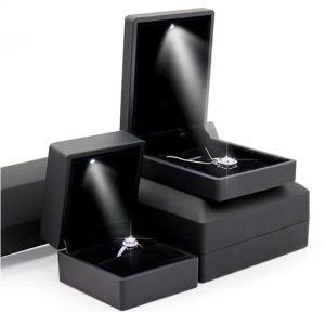Подарочная коробка со светодиодной подсветкой, серьги, кольца, ожерелье, шкатулки для драгоценностей, высококачественные черные подарочные коробки для упаковки ювелирных изделий, витрины, оптовая поставка