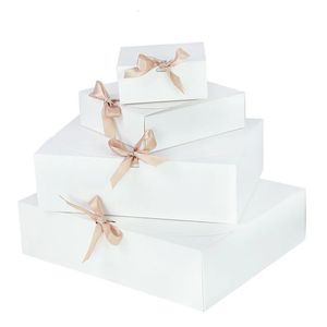 Крафт -коробка Kraft с небольшим размером с лентой белой черной бумажной пакетом, используемой для конфеты, в подарочную коробку для вечеринки 231227