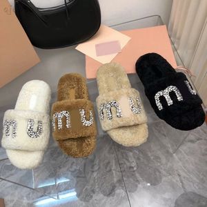 Miui Miui Luxurys Rilstone Diamond Logo Logo Slippers Women Paseo Paseo Designer Furry Flat Flat Slides Fashion Ladies Fluffy Platform Sandals