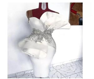 2022 Mütevazı beyaz şeffaf kayışlar kokteyl elbiseleri dantel saten diz uzunluğu kısa balo gece önlükleri kristal pullar boncuk aplikler8164310
