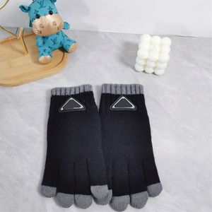 Дизайнерские треугольные перчатки с пятью пальцами, зимние для мужчин и женщин, черные классические перчатки в клетку, люксовый бренд Camellia, сенсорный экран с буквами, толстые варежки, перчатки для вождения