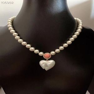 Marca de luxo logotipo pingente colar branco coração pérola charme contas corrente curto para designer feminino jóias238r