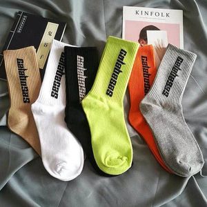 SOCKS Designer Hippop Erkekler Pamuk Çoraplar Gündelik Stil Mektup Baskı Mevcut En İyi 6 Stil Renk Eu 35-46 Boyut Kadın Çorap Tasarım INS SICAK