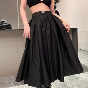 женские дизайнерские повседневные платья Плиссированная юбка Модная нейлоновая металлическая треугольная женская юбка высокого качества P5011