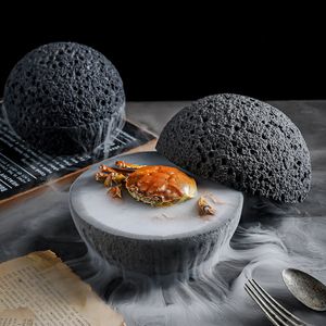 Prato frio em forma de bola de rocha vulcânica preta exclusiva, prato frio, frutos do mar, sushi, sashimi, restaurante, jantar, prato de servir