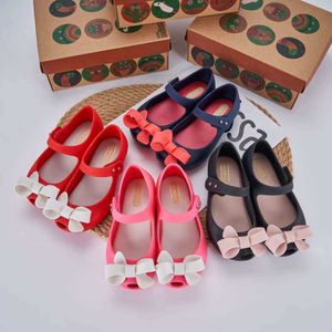 Tênis Mini Melissa 2023 Crianças Summer Jelly Shoes Menina Confortável Soft Bow Sandals Kids Retro Beach Shoes HMI132HKD230701