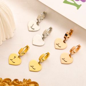 Dainty Stud Küpe Tasarımcıları Klasik Takı 18K Altın Kaplama Paslanmaz Çelik Mektup Kadın Küpe Mücevher Aksesuarları Kadın Moda Aşk Küpe