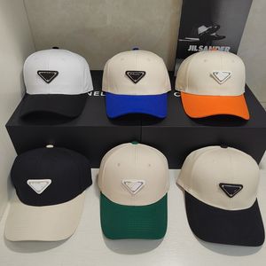 Дизайнерские шляпы Бейсболка Люкс для бега Летняя простая буква Sun для мужчин и женщин Модная пляжная с вышивкой Регулируемая шляпа