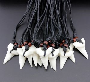 Moda toptan karışık 12pcs taklit yat kemik köpekbalığı diş kolyesi beyaz dişler muska erkekler için kadın takı mn577