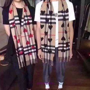 Дизайнер оригинал Bur Home Winter Sarffes в продаже осень и новый британский клетчатый шарф -шарф Красное сердце с двусторонним шерстяным шерстяным платкой D9SV