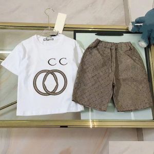 Giyim setleri lüks tasarımcı çocuk tişört beyaz monogramlı kısa moda İngiliz markası yaz çocuk hazineleri kızlar pamuk b dhmfd