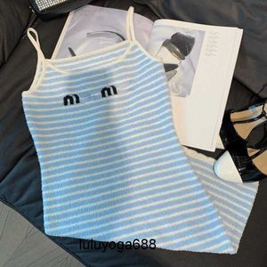 Yeni 2023 Sıradan Elbise Tasarımcı Elbise Miu Örme Halter Seksi Strip Bikini Baskı Mizaç İnce Etek Teddy Moda Marka Kadın Tees