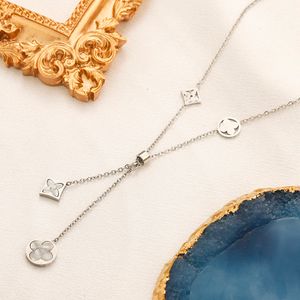 Kadınlar Özel Aşk Kolye Kolye Lüks Tasarımcı Kolye Klasik Premium Mücevher Aksesuarları Popüler Moda Markası Zarif Hediye 18K Altın Kaplama Çiçeği