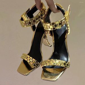 Kadınlar Sandalet Saat Stilleri Altın Zincir Garip Metal Kayışlar Yüksek Topuklu Sahne Fantezi Yaz Elbise Ayakkabı
