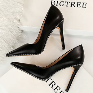 Sapatos sociais BIGTREE Rivet Woman Pumps 2023 Salto alto Stiletto Pu Leather Women Sexy Party Feminino Salto Plus Size 43 230710