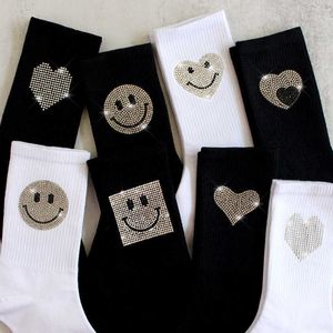 Kadın Çoraplar İlkbahar ve Sonbahar Kış Pamuk Çorapları Parlak Bling Gülümseyen Siyah Beyaz Kazık Çoraplar Orta Tüp Çorapları Perakende