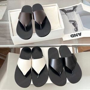 Kadınların parmak arası terlik tasarımcısı deri sandaletler, sıra moda basit klipli ayak parmağı terlik siyah beyaz düz taban hafif açık açık ofis plaj ayakkabıları 35-40 kutu