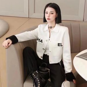 Дизайнерская женская куртка-поло высокого качества, модная укороченная металлическая пуговица, вязанная с длинными рукавами куртка-рубашка, маленькая ароматная куртка, черно-белый топ