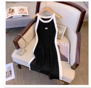 Sıradan Elbiseler Seksi Kadın Örme Elbise Yaz 2023 Siyah ve Beyaz Kontrast Renk İnce kolsuz mizaç çantası kalça sokak kıyafeti p943