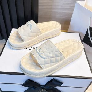 Женская дизайнерская конфетка сандалий C Письмовая кожаная проверка кожа пляжные сандалии решетчатые сетки тапочки женщины.