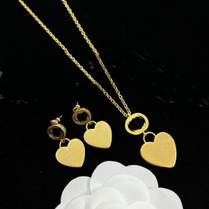 2023 Simplicity Fashion Love Ear Studs Copper Sets Bracelet Sets With Graved G Letter Heart Pendant Brincos Supply Couples Jewelry Party Gifts CGS2 --03
