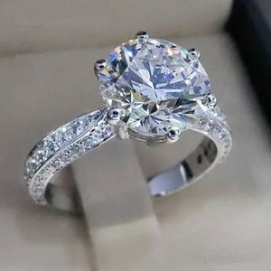 Bling bling vvs moissanite yüzüğü 100% 925 Sterling Ring Tasarımcı Stil Çapraz Ayna Klasik Altı Pençe Halkası Kadın Yüzük Modası Aly Yüzen Kadın Yüzme Kadın Yüzük