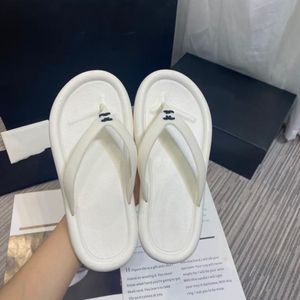 Tasarım Mektubu Flip Flops Kalın Dip All Maç Beyaz Gasit ve Hafif Japon ve Koreli Moda All-Eşleştiren Enjeksiyon Kalıplı Ayakkabılar Sandalet