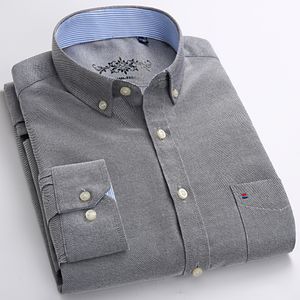 Erkekler Moda Moda Uzun Kollu Katı Oxford Gömlek Tek Yama Cep Basit Tasarım Gündelik Standart Uyum Düğmesi Aşağı Yaka Gömlekler 230715