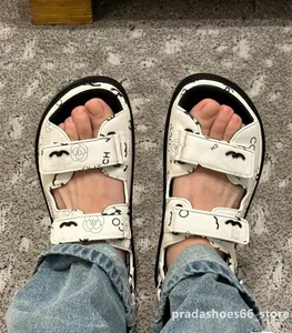 2023 Fashion New Magic Lapp Beach Sandals для женской обувь Fendl MultyColor Summer Holiday Double CD SANDAL CD настоящие кожаные тапочки стеганые C