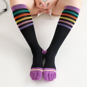 Женщины носки теленка для красочных полосовых палочков с расщепленными пальцами.