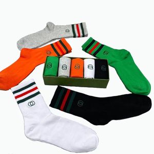 Tasarımcı Erkek Kadın Çoraplar Beş Çift Lüks Spor Kış Meydir Mektubu Baskılı Çorap Nakış Pamuklu Erkek Kadın Yaz Yaz Sonbahar Dört Mevsimler SOCKS DOĞRU BOYUTU