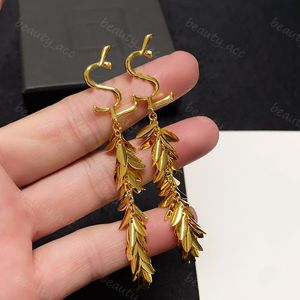 Uzun püskül yaprağı küpe saplamaları kadınlar için tasarımcı lüks desigenrs jewlery gold sarkık küpeler cazibe düğün nişan kulak yüzük y güzellik