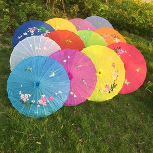 100pcslot Ручной дизайн цветочного дизайна 12Colors китайский арт -зонтик бамбуковый рамка шелк для невесты Bridemaide82874202138