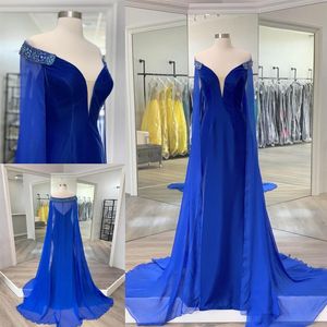 Bayan Bayan Lady Pageant Elbise 2023 Kraliyet Blue Velvet Zarif Kırmızı Halı Couture Couture Cape Cape Boncuk İş Omuz S236D kapalı