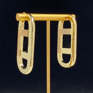 Серьги для скрепки дизайнерские буквы пустые 18 -каратные золотые серьги Женские шикарные шарм -шпильки простая стильная вечеринка роскошной ювелир