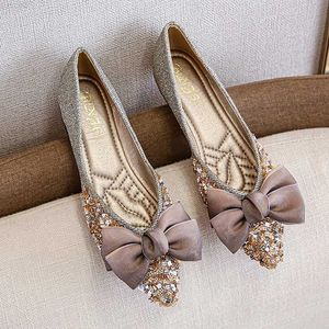 Sapatos formais Plus Size 34-43 Sapatos femininos de renda com nó de borboleta Sapatilhas douradas Paillette mocassins pontudos Senhoras Vestido de escritório Mocassins Bailarina L230721