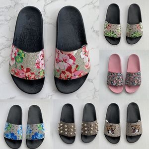 Erkekler Terlik Tasarımcı Tasarımcı Kauçuk Slaytlar Sandal Düz Blooms Çilek Tiger Bees Yeşil Kırmızı Beyaz Web Moda Ayakkabı Plaj Flip Flops Çiçek Kutusu 36-48