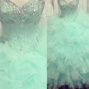 Yeni Quinceanera Dresses 2015 15 yıldır sevgilim boncukları kristaller sırtsız fırfırlar balo zemin uzunluğu organze nane gree2832