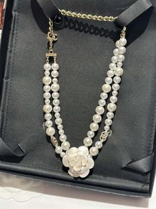 Vintage marka tasarımcı takı setleri Camellia beyaz çiçek cazibesi çift katmanlı beyaz inci kadınlar için vintage gerilim kadın mücevher partisi hediyesi